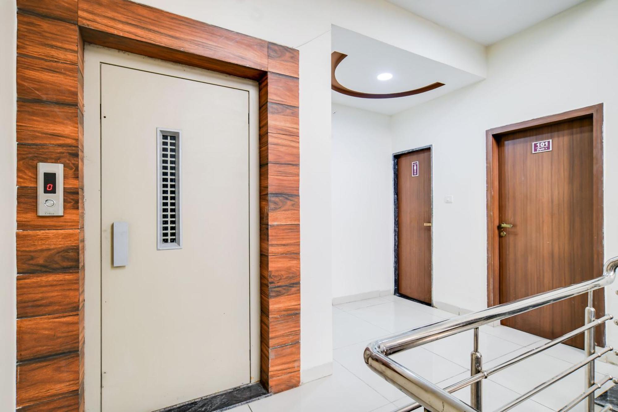 Super Collection O Indore Near Omax City 1 Kanadiya المظهر الخارجي الصورة