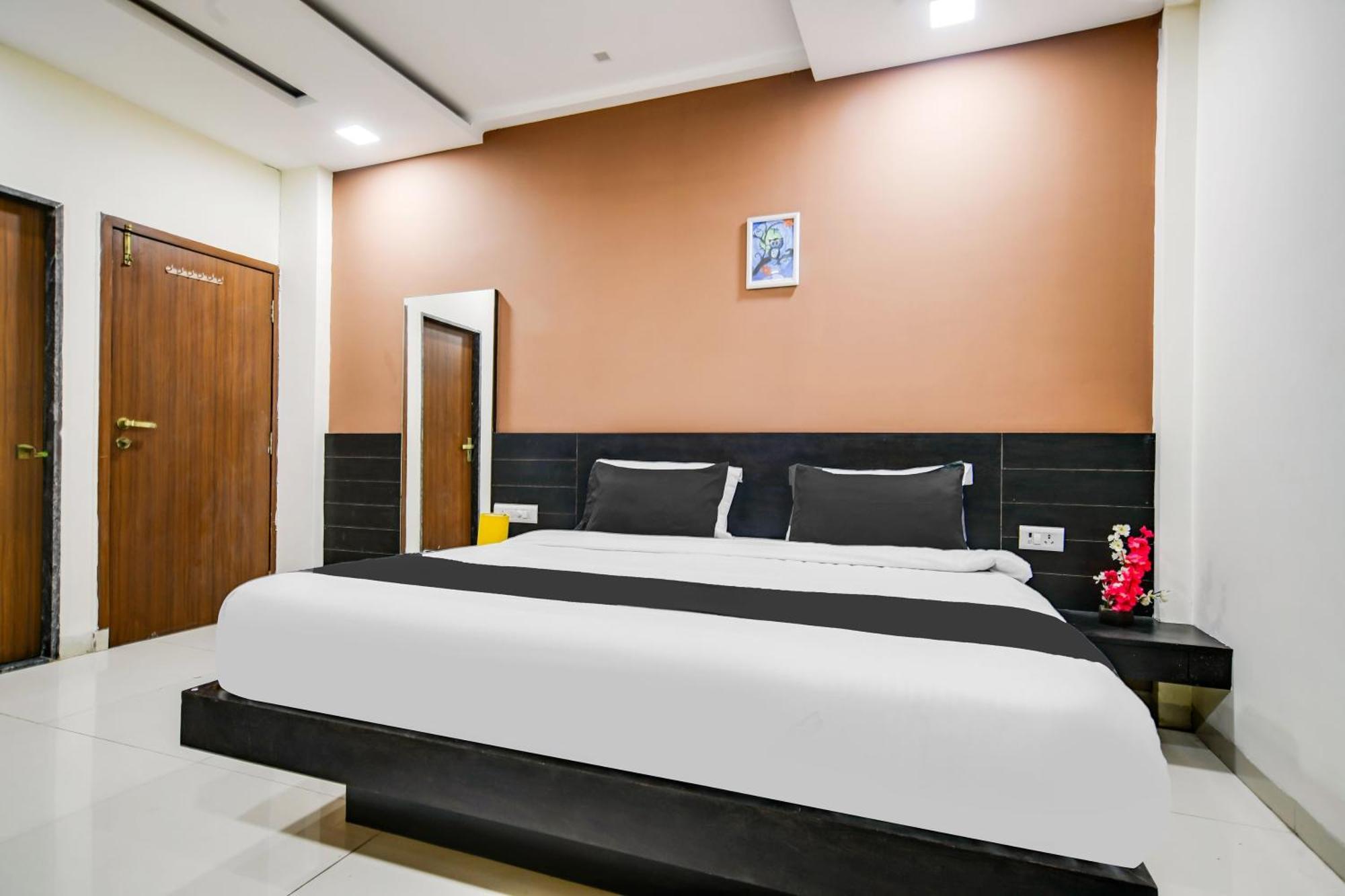 Super Collection O Indore Near Omax City 1 Kanadiya المظهر الخارجي الصورة