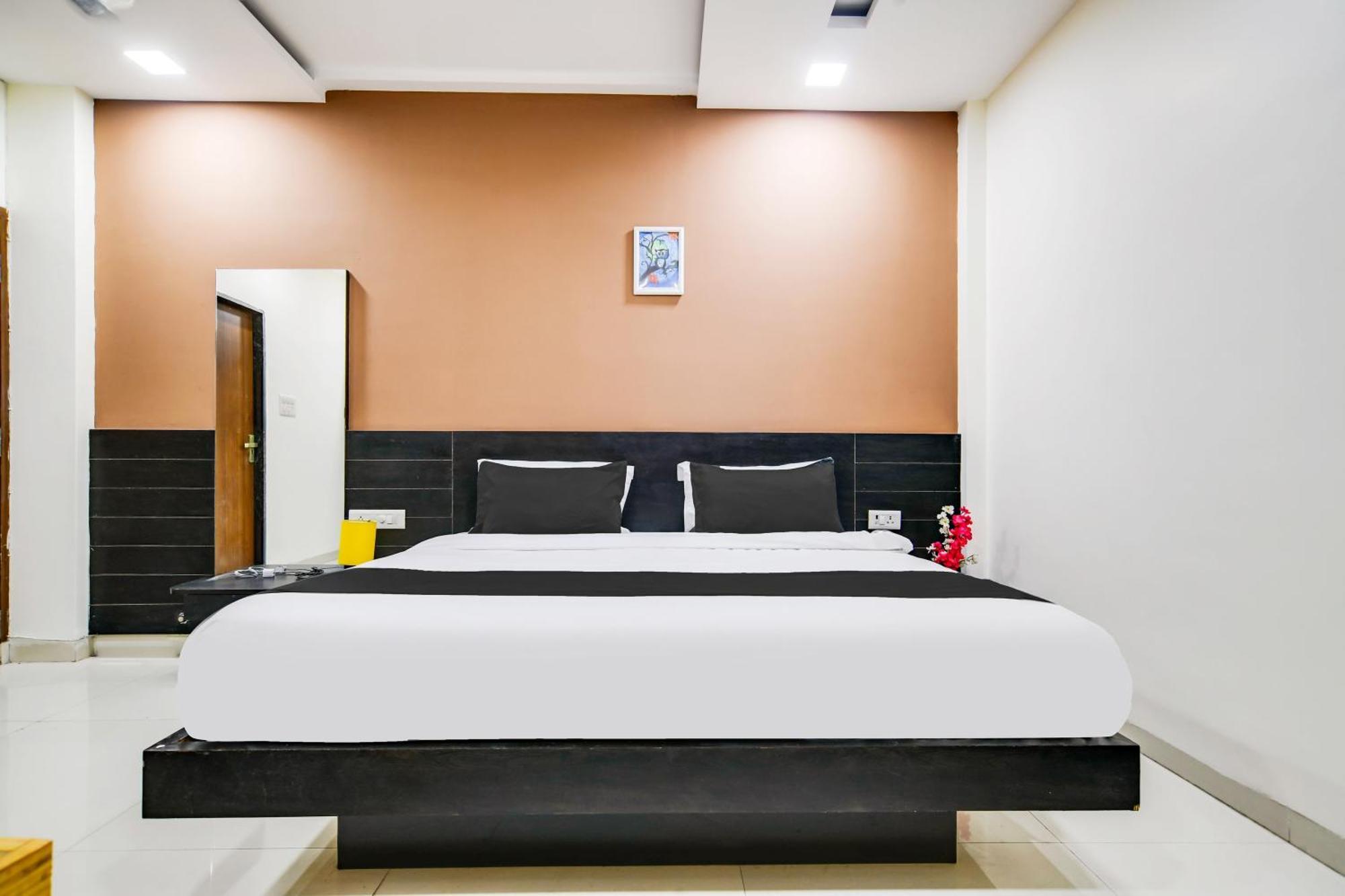 Super Collection O Indore Near Omax City 1 Kanadiya المظهر الخارجي الصورة