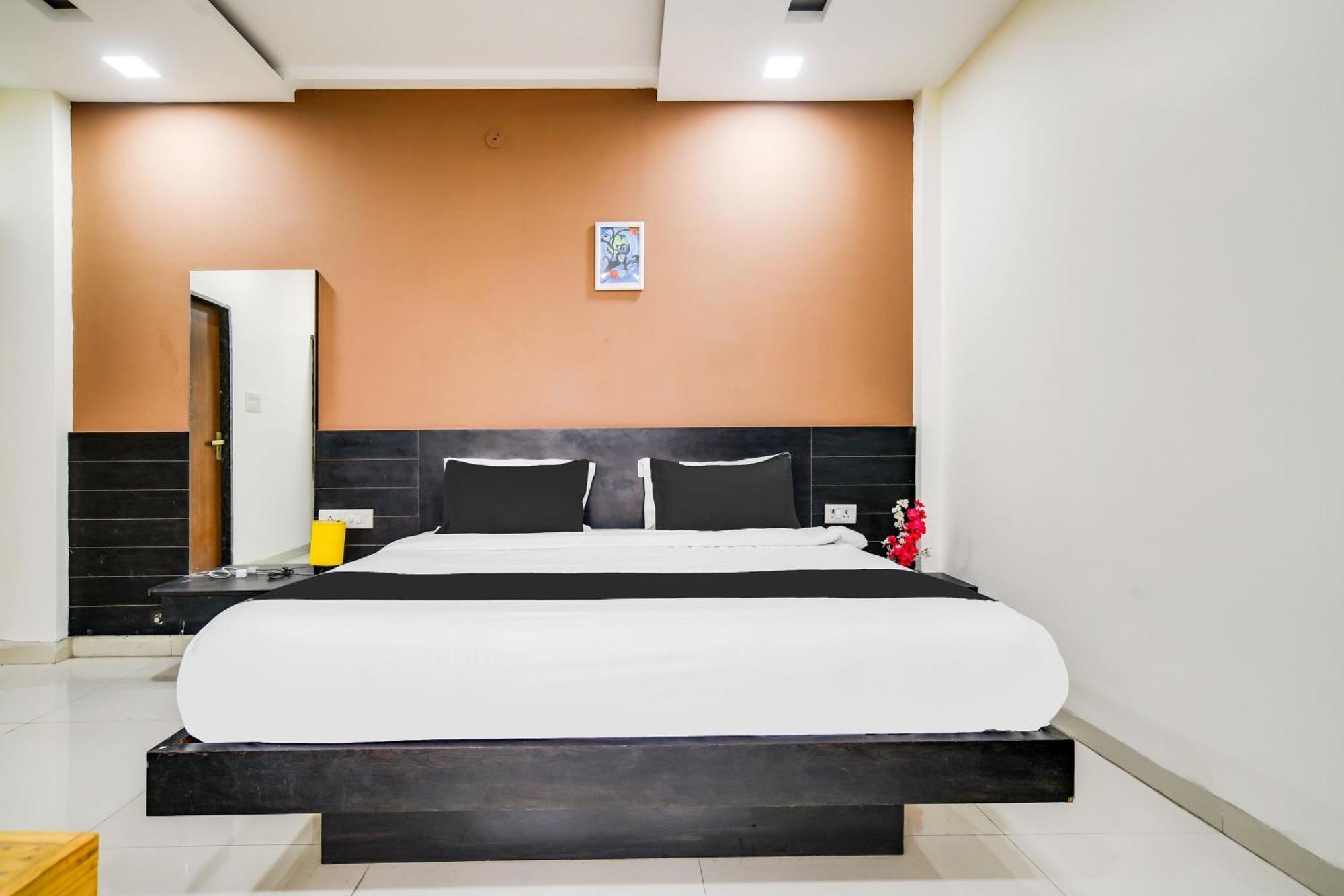 Super Collection O Indore Near Omax City 1 Kanadiya المظهر الخارجي الصورة