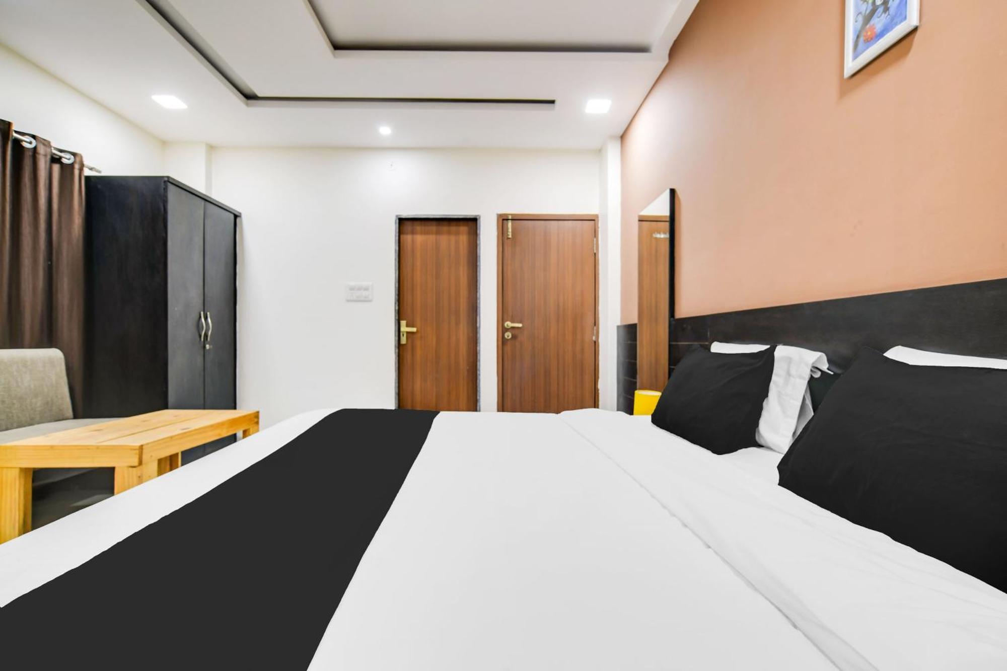 Super Collection O Indore Near Omax City 1 Kanadiya المظهر الخارجي الصورة
